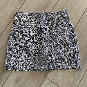 Animal print golf skort with pockets.